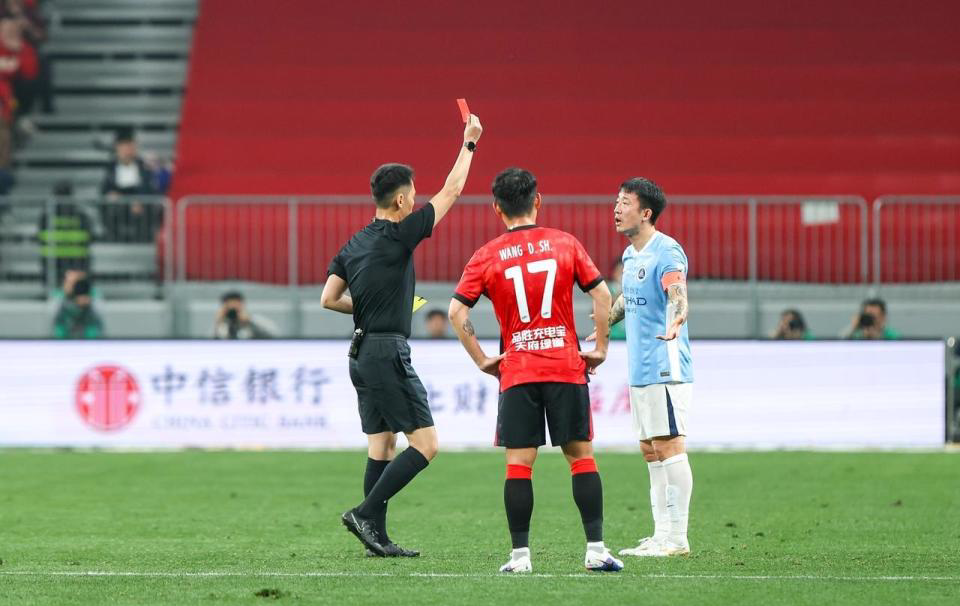 世界杯手机高清观看平台-肘击致蓉城外援缝15针！37岁前国脚因严重犯规遭追罚 禁2场+罚1万